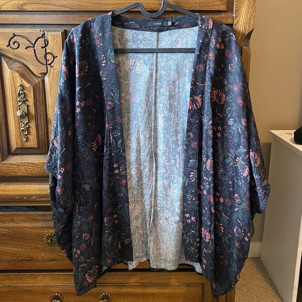 Talula Aritizia floral short sleeve kimono